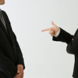 偉くないのに偉そうな人の末路は 嫌われる 職場で威圧的で高圧的な性格の心理と対処法